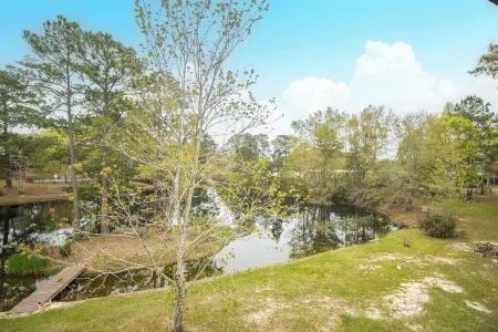 Cozy upstairs Studio Condo at Diamondhead overlooking the Lake & Country Club