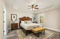 Newly renovated townhome 11 min from GA National Fair Grounds!