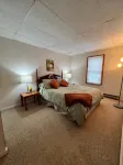 Cozy lake front unit close to Honesdale, Elk Mountain, Scranton & much more!
