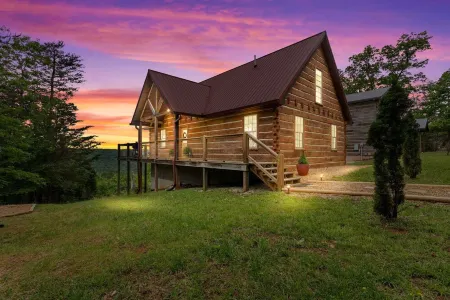 Monteagle Cabin, Views! Hot Tub!