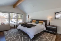 Minturn River Cabin with Hot Tub and NEW Air Conditioning