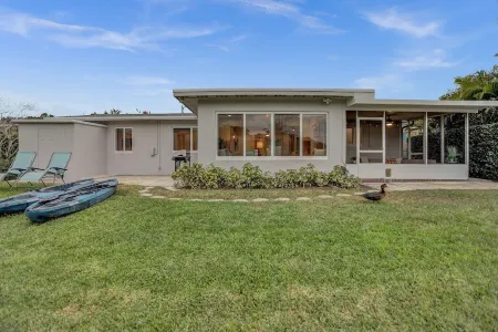 Walk to Wilton Dr | Waterfront Отели в г. Уилтон Манорс