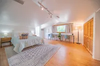 Waterfront Retreat, Pool & Rooftop Deck - 2 Bed Cottage, Kitchen, Great Location
