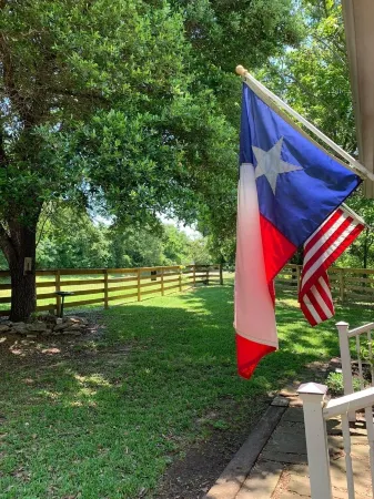 Circa 1900 Farmhouse Cottage - Pond - King Bed - Fenced - 8 Miles to Brenham