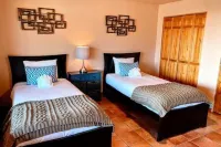 Zen Retreat, Amazing Views, Minutes to Attractions Subway Cave附近的飯店