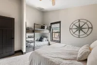 Embers Gulch 2, Hot tub, wifi, paved roads, garage access, brand new duplex