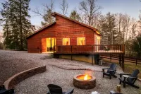 Romantic Cabarn w/ HotTub Lounge - Located on BSF!