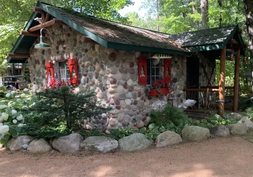 Cozy 3 Season Cabin with Gas Fireplace Heated Floors One Bedroom Studio