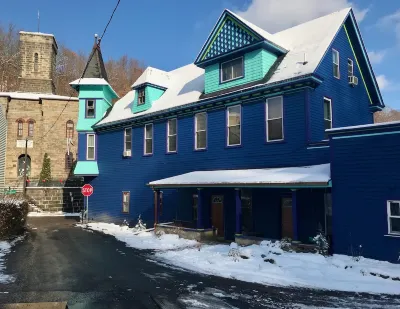 Directly across from the Old Jail, historical & surreal, ground floor 2 bedroom Hotels near Somersault Letterpress