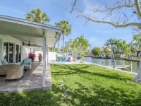 STUNNING TAMPA BAY WATERFRONT RETREAT~Close to airport, beaches, stadium & more!