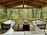 Cozy Cabin w/ Hot Tub, Arcade & Fire Pit Perfect for up to 8 People