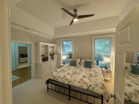 Peaceful 3 bedroom oasis home close to tennis and shopping