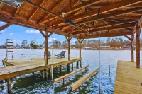 Lake front home on Lake Sinclair: Modern, fire pit, dock, private, pet-friendly!