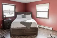 Hot Tub/Golfing/King Bed @ The Hemlock