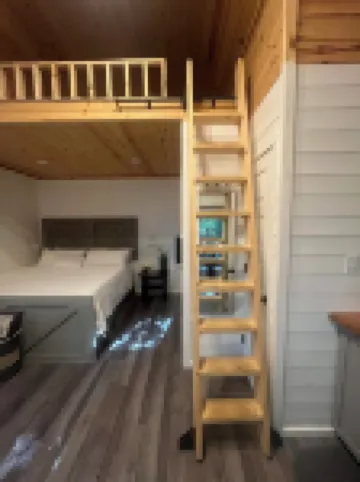 Secluded creekside treehouse cabin in Shelby with hot tub, AC, WiFi