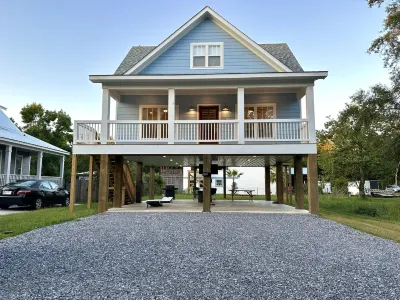 Hollywood House - Luxurious New Build with 6 Seat Golf Cart!