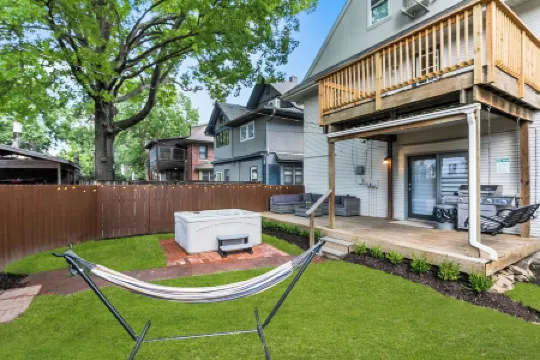 6Br HotTub & Cinema Vibes Perfect KC Stay for Friends & World Cup Fans!