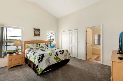 Stunning lake view, private pool,near Disney ,games room,free WiFi ,play golf