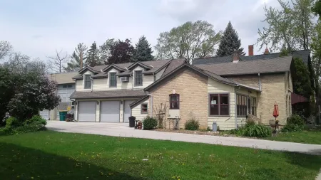 Cedarburg 2 Br Apartment Sleeps 1-6 Guests in Prime Location on Washington Ave