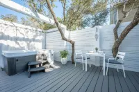 Romantic New Home for 2-Private Hot Tub/ Secluded Patio-260 Steps to Beach-Bikes - Wifi