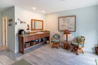 🍹🌞 Cabana Paradise! Heated Pool, Poolside TV and Tiki Bar, Near Beaches!