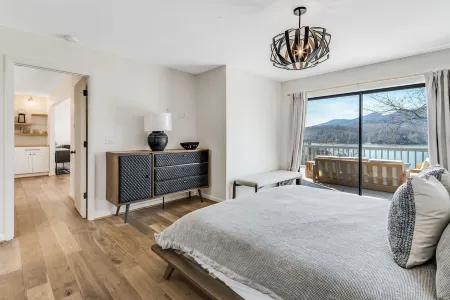 Lakeside Serenity• Mnt Views• Decks• Foosball Отели рядом с достопримечательностью «Lake lure»