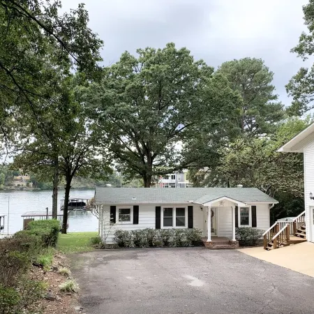 Cottage -Private Hot Tub, Fire Pit, Covered Deck, 20 steps from Lake Hamilton