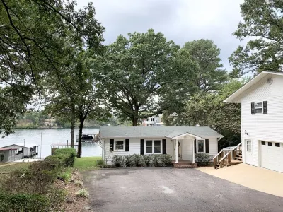 Cottage -Private Hot Tub, Fire Pit, Covered Deck, 20 steps from Lake Hamilton