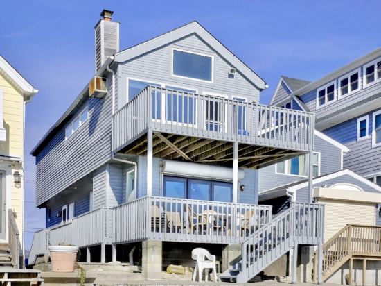 Cheerful 3 Bedroom Beach Front Cottage with Fireplace