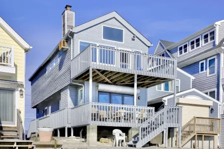 Cheerful 3 Bedroom Beach Front Cottage with Fireplace