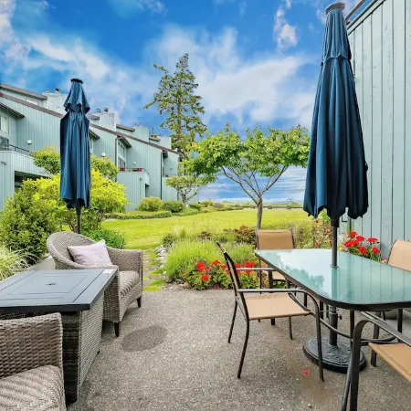 The Beach Retreat-Stylish 2-bedroom view condo in Birch Bay