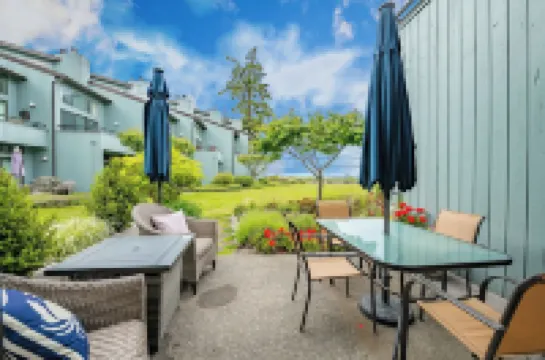 The Beach Retreat-Stylish 2-bedroom view condo in Birch Bay