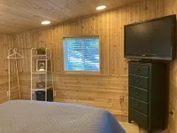 湖畔靜居，位於5英畝林地，兩卧室度假屋，提供電動汽車充電設施