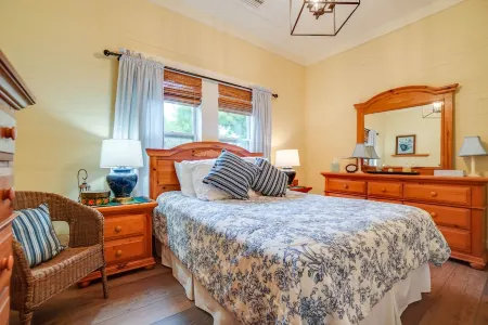 Cottage just blocks from Bay, boat ramps and downtown. Pet friendly fenced yard Отели рядом с достопримечательностью «Парк Франк пейт»