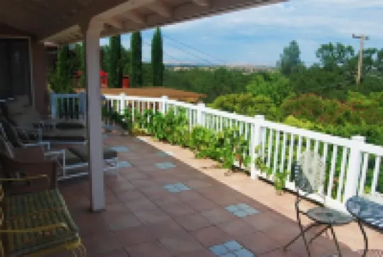 Treetop Lodge - Lose yourself in the views on the westside, close to downtown.