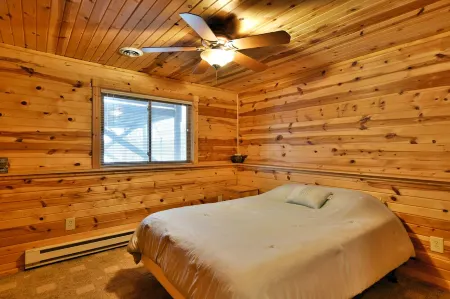 Beautiful Cedar Chalet Lake Cabin on Middle Lake!!!
