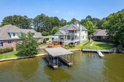 Waterfront Lake Hamilton Home | Pool, Hot Tub, A+ Views, Dock, Huge Game Room Hotel a 