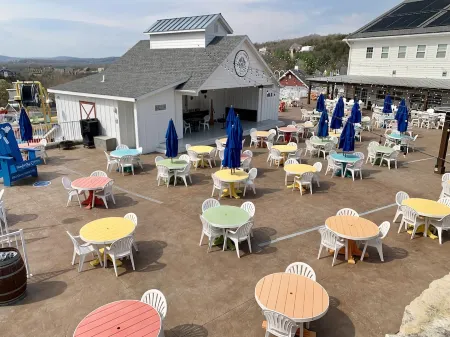 Huge 4-bedroom cottage at Stormy Point. Near attractions. Family Friendly.