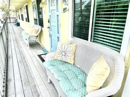 Bright condo in the palms, close to everything! Отели в г. Холмс Бич