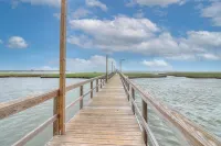 Rockport Dreamin! Steps to private 750' fishing pier and boat ramp!