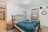 Directly in the Heart of Ptown, Lots of Room for Fun and Friends w/Parking