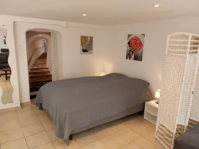 Studio Avec Jardin au Bord de la Rivière Avec Jacuzzi