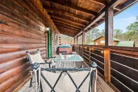 1BR Cozy Cabin - Romantic, Hot Tub, Couples, RELAX in Pigeon Forge