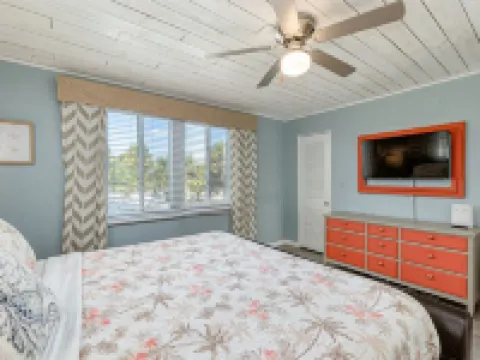 Beautiful downtown Melbourne Beach renovated apartment one block from the beach! 墨爾本海灘酒店