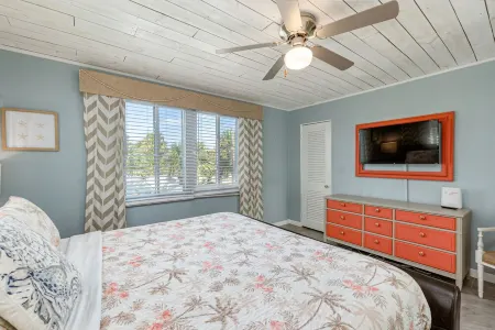 Beautiful downtown Melbourne Beach renovated apartment one block from the beach!