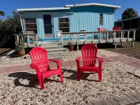 Relaxing retreat on the water-10 minutes to Gulf and Springs!