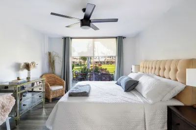 Desert Gateway Mid-Century home on country club! 5 minutes to El Paseo district Hotels near Record Alley