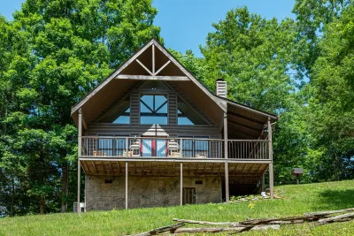 🌲Comfy Cozy Hilltop Cabin🏡 Hot Tub🔥Fast Wifi ☀️View 🌙Quiet ✨Near Dollywood Hotels near Gatlinburg-Pigeon Forge Airport