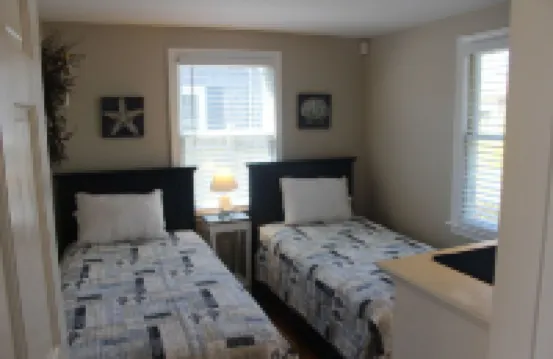 Charming cottage just a short walk to the beach!