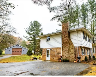 Farm House Gateway! Hotels near Wags Dog Park at St Helena Park